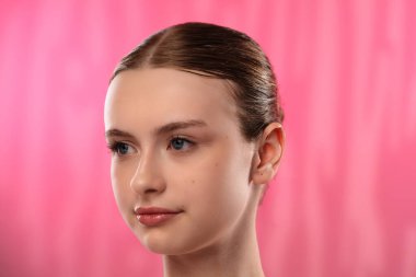 Açık tenli genç bir kadın. Cilt teması ve gençlik ışıltısı öneriyor..