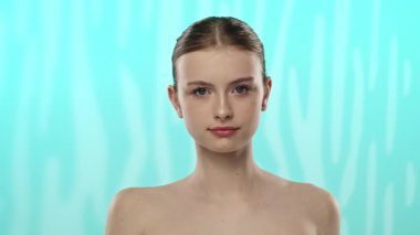 Açık tenli genç bir kadın. Cilt teması ve gençlik ışıltısı öneriyor..