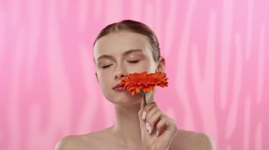 Bir kadının dingin bir portakal çiçeğinin kokusunun tadını çıkardığı sakin bir an. Gözler gevşemeye kapalı..