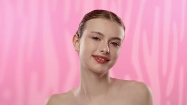 Açık tenli genç bir kadın. Cilt teması ve gençlik ışıltısı öneriyor..