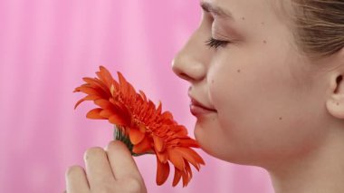 Bir kadının dingin bir portakal çiçeğinin kokusunun tadını çıkardığı sakin bir an. Gözler gevşemeye kapalı..