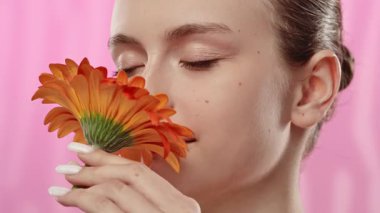 Bir kadının dingin bir portakal çiçeğinin kokusunun tadını çıkardığı sakin bir an. Gözler gevşemeye kapalı..