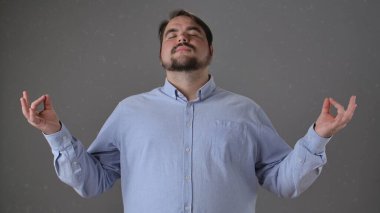 Bir adam sakin bir ifadeyle meditasyon yapar, iç huzur için farkındalık ve rahatlama teknikleri uygular..