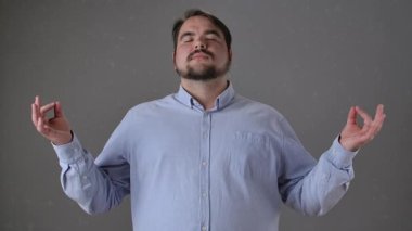 Bir adam sakin bir ifadeyle meditasyon yapar, iç huzur için farkındalık ve rahatlama teknikleri uygular..