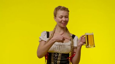 Bavyera kıyafetli neşeli bir kadın elinde parlak sarı bir arka planda bira bardağı tutuyor. Gülümsüyor ve başparmak işareti yapıyor, neşeli ve hayat dolu bir atmosferi simgeliyor..