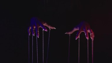 Dizeleri kontrol eden büyüleyici bir sahne, dramatik düşük ışıkla aydınlatılmış, gizem ve entrika hissi veren. Yavaş çekim