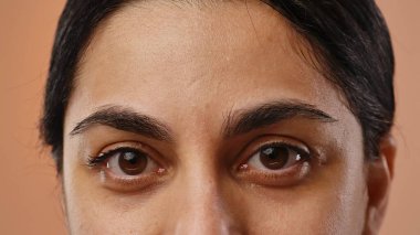 İnsan gözlerine ve doğal kaşlarına odaklanan, dokuyu ve rengi vurgulayan detaylı bir yakın plan resmi.