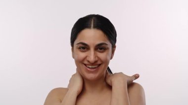 Gözleri kapalı gülümseyen bir kadının huzurlu bir görüntüsü, bir rahatlama ve sükunet anı yakalıyor. Yavaş çekim