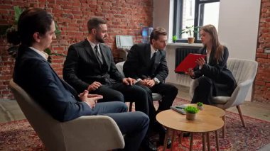 Bir grup profesyonel, modern bir ofiste duvarları tuğlalı dokümanları tartışıyorlardı. Yavaş çekim.