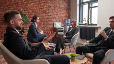 Profesyonel iş adamları başarılı bir toplantıyı kutluyor. Ağır çekim. Modern tasarımla sıcak bir atmosfer. Yavaş çekim.