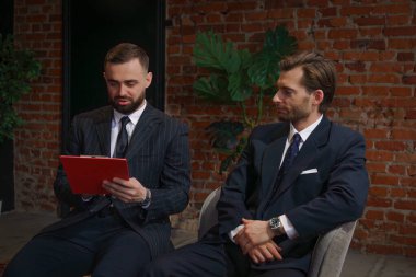 Modern ofis ortamında işbirliği ve karar verme üzerine yoğunlaşan iki işadamı ciddi bir tartışmaya giriştiler..