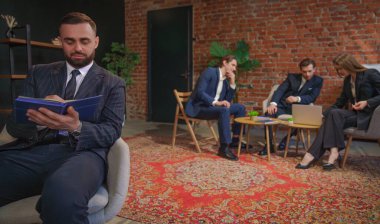 Çağdaş bir ofis ortamında iş birliği yapan profesyonel bireyler..