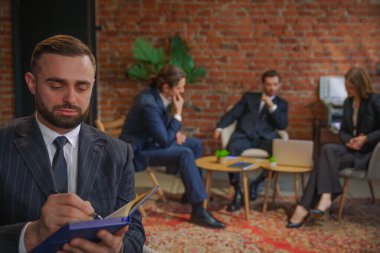 Çağdaş bir ofis ortamında iş birliği yapan profesyonel bireyler..