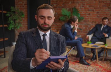 Çağdaş bir ofis ortamında iş birliği yapan profesyonel bireyler..