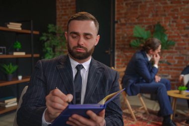 Çağdaş bir ofis ortamında iş birliği yapan profesyonel bireyler..