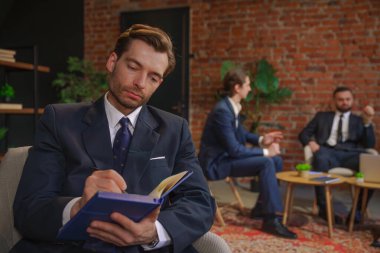 Çağdaş bir ofis ortamında iş birliği yapan profesyonel bireyler..