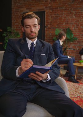 Çağdaş bir ofis ortamında iş birliği yapan profesyonel bireyler..