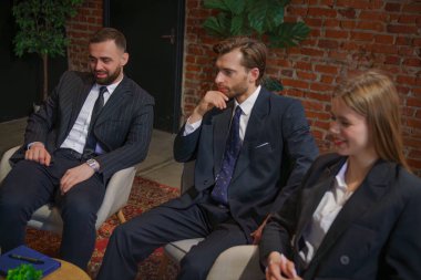 Modern ofis ortamında stratejik bir tartışmaya giren bir grup profesyonel..