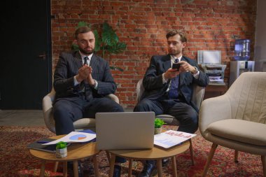 Çağdaş bir ofiste dizüstü bilgisayardaki verileri analiz eden bir grup profesyonel iş toplantısına katıldı..