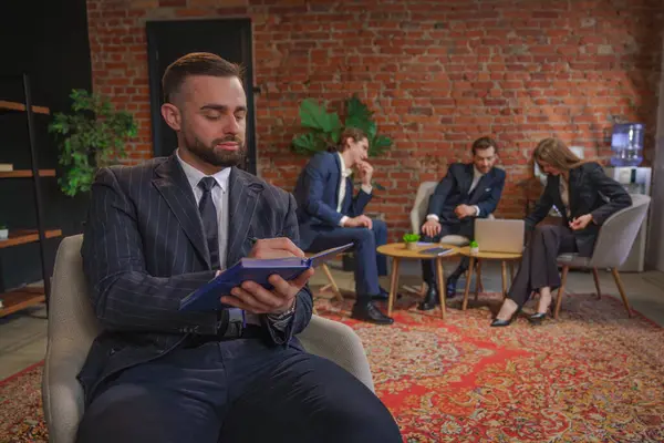 Çağdaş bir ofis ortamında iş birliği yapan profesyonel bireyler..