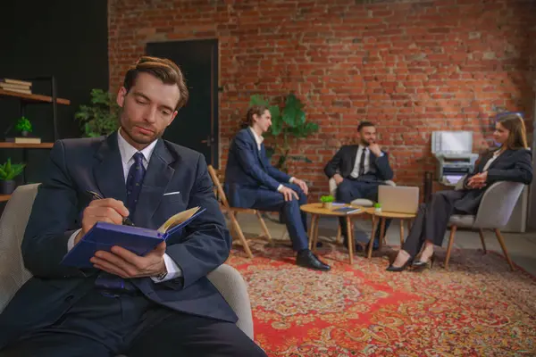 Çağdaş bir ofis ortamında iş birliği yapan profesyonel bireyler..