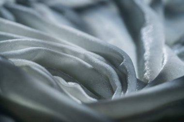 Beyaz ipek kumaş zarif kıvrımlarını ve lüks dokusunu sergiliyor. Moda ve tasarım ilhamı için mükemmel. Makro