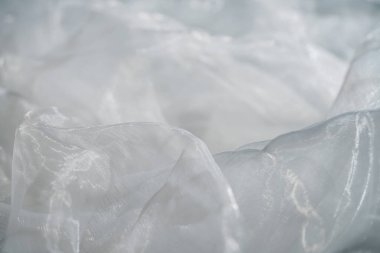 Bir fotoğraf, köpüklü su damlacıklarıyla süslenmiş karmaşık ağ kumaş desenlerini yakalar. Makro