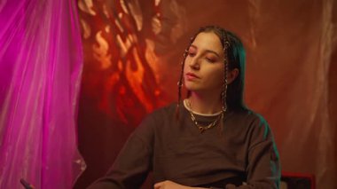 Retro dekoru olan bir odada selfie çeken bir kadın. Müzik kutusu ve klasik televizyon da dahil. Yavaş çekim