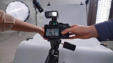 Sahne arkasında. Bir ürün fotoğrafçılık oturumu, kompozisyona odaklanmış bir kamera ve aydınlatma ekipmanı kullanarak kesin görüntüler yakalar.