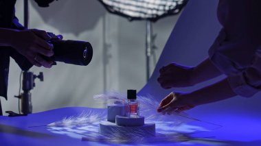 Sahne arkasında. Profesyonel bir stüdyo ortamında bir parfüm şişesinin detaylı bir görüntüsü..