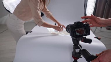 Sahne arkasında. Bir fotoğrafçı yüksek kaliteli çekimler yapmak için ekipmanları ayarlar. Stüdyo ışıkları ve bir kamera görülebilir.