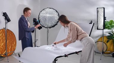 Sahne arkasında. Profosyonel bir fotoğraf stüdyosu. Ürünleri çekmek, ışıklandırma ve ekipman düzenlemeleri için..