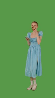 Bir insan yürür ve bir elinde akıllı telefon, diğer elinde bir bardak, yeşil ekranda ise krom anahtar kullanır. Yarım dönüş görünümü