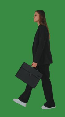 Siyahi profesyonel giyimli bir kadın, iş ve profesyonelliği simgeleyen yeşil bir arka plana karşı bir evrak çantası taşıyor. Krom anahtar, kenar görünüm