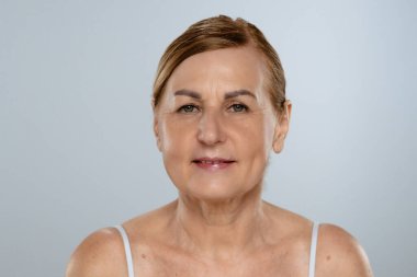 Doğal bir ifadeyle olgun bir kadının portresi. Kendine güvenen ve sakin tavrını sergiliyor..