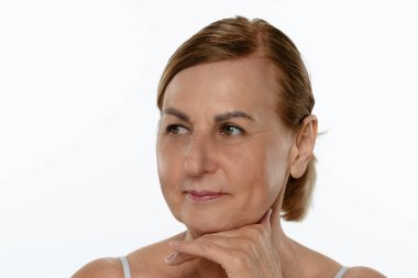 Doğal bir ifadeyle olgun bir kadının portresi. Kendine güvenen ve sakin tavrını sergiliyor..