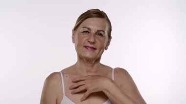 Olgun kadınların düşünceli ifadeleri. Elleri nazikçe yüzünde dinleniyor. Yavaş çekim