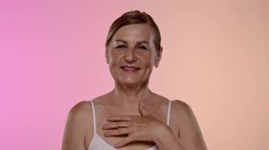 Doğal bir ifadeye sahip olgun bir kadının portresi, kendine güveni ve sakin tavrını gösteriyor. Yavaş çekim