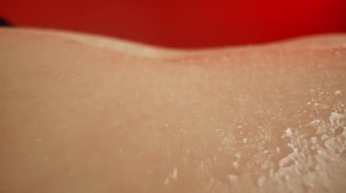 İnsan derisinin dokusunu gösteren, saç foliküllerinin varlığını vurgulayan detaylı bir yakın çekim görüntüsü. Makro