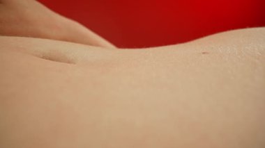 İnsan derisinin dokusunu gösteren, saç foliküllerinin varlığını vurgulayan detaylı bir yakın çekim görüntüsü. Makro