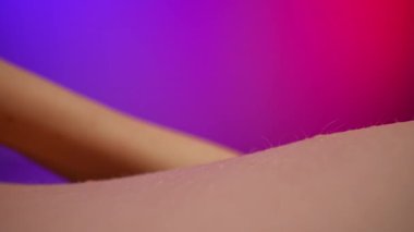 İnsan derisinin dokusunu gösteren, saç foliküllerinin varlığını vurgulayan detaylı bir yakın çekim görüntüsü. Makro