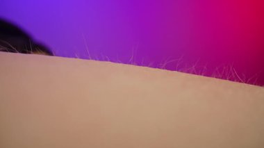 İnsan derisinin dokusunu gösteren, saç foliküllerinin varlığını vurgulayan detaylı bir yakın çekim görüntüsü. Makro