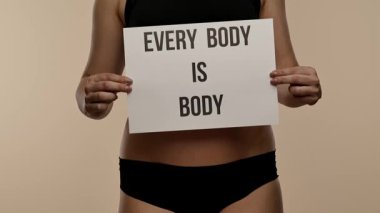 Vücut pozitifliği ve kendine saygıyı destekleyen güçlü bir poster. Üzerinde 