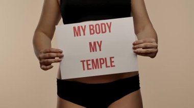 Vücut pozitifliği ve kendine saygıyı destekleyen güçlü bir poster. Üzerinde 