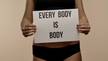 Vücut pozitifliği ve kendine saygıyı destekleyen güçlü bir poster. Üzerinde 