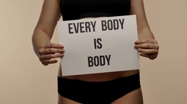 Vücut pozitifliği ve kendine saygıyı destekleyen güçlü bir poster. Üzerinde 