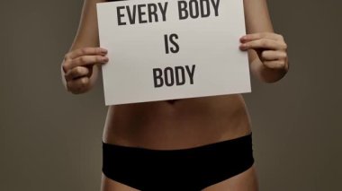 Vücut pozitifliği ve kendine saygıyı destekleyen güçlü bir poster. Üzerinde 