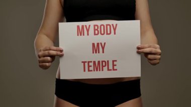 Vücut pozitifliği ve kendine saygıyı destekleyen güçlü bir poster. Üzerinde 