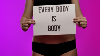 Vücut pozitifliği ve kendine saygıyı destekleyen güçlü bir poster. Üzerinde 