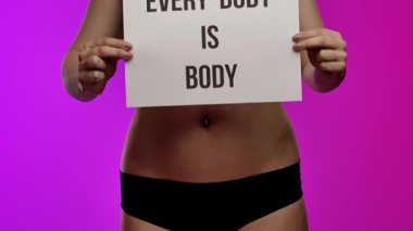 Vücut pozitifliği ve kendine saygıyı destekleyen güçlü bir poster. Üzerinde 